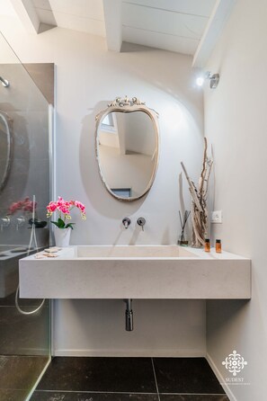 Exclusive-Apartment, 1 Queen-Bett | Badezimmer