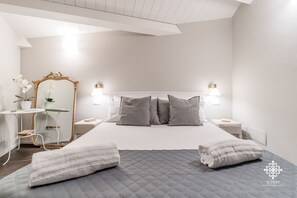 Exclusive Apartment, 1 Queen Bed | 1 bedroom, individually decorated, individually furnished - Ortigia Charming Suite (Syracuse)