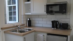 Superior Apartment, Private Bathroom | Private kitchen | Dining table - The Wee Bank House (Oban)