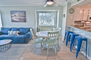 Smart TV, DVD player, books - BEAUTIFUL Condo in the Perfect Location (Atlantic Beach)