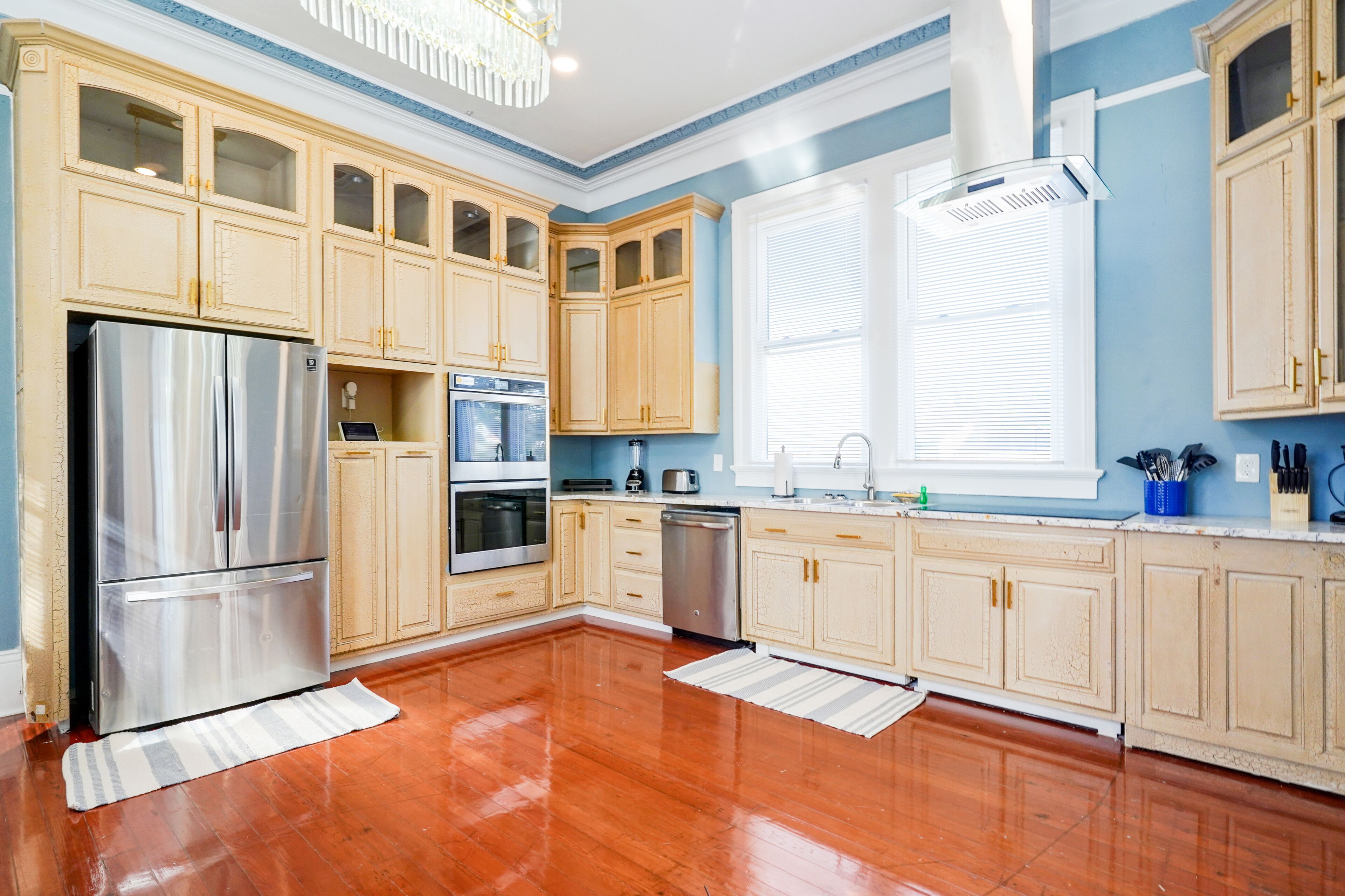 Centrally located city escape with WiFi, full kitchen, central AC - snowbirds OK