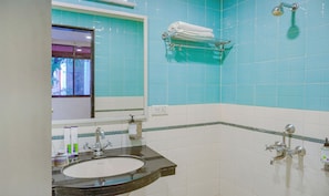 Habitación doble Deluxe | Baño | Amenidades de baño gratuitas, toallas, jabón, shampoo