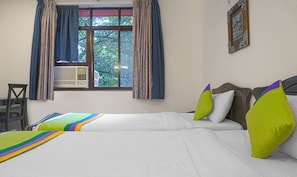 Habitación doble Deluxe | Escritorio y tabla de planchar con plancha