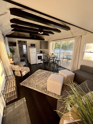 Cozy lakefront cabin - on both Big and Little Spirit Lake