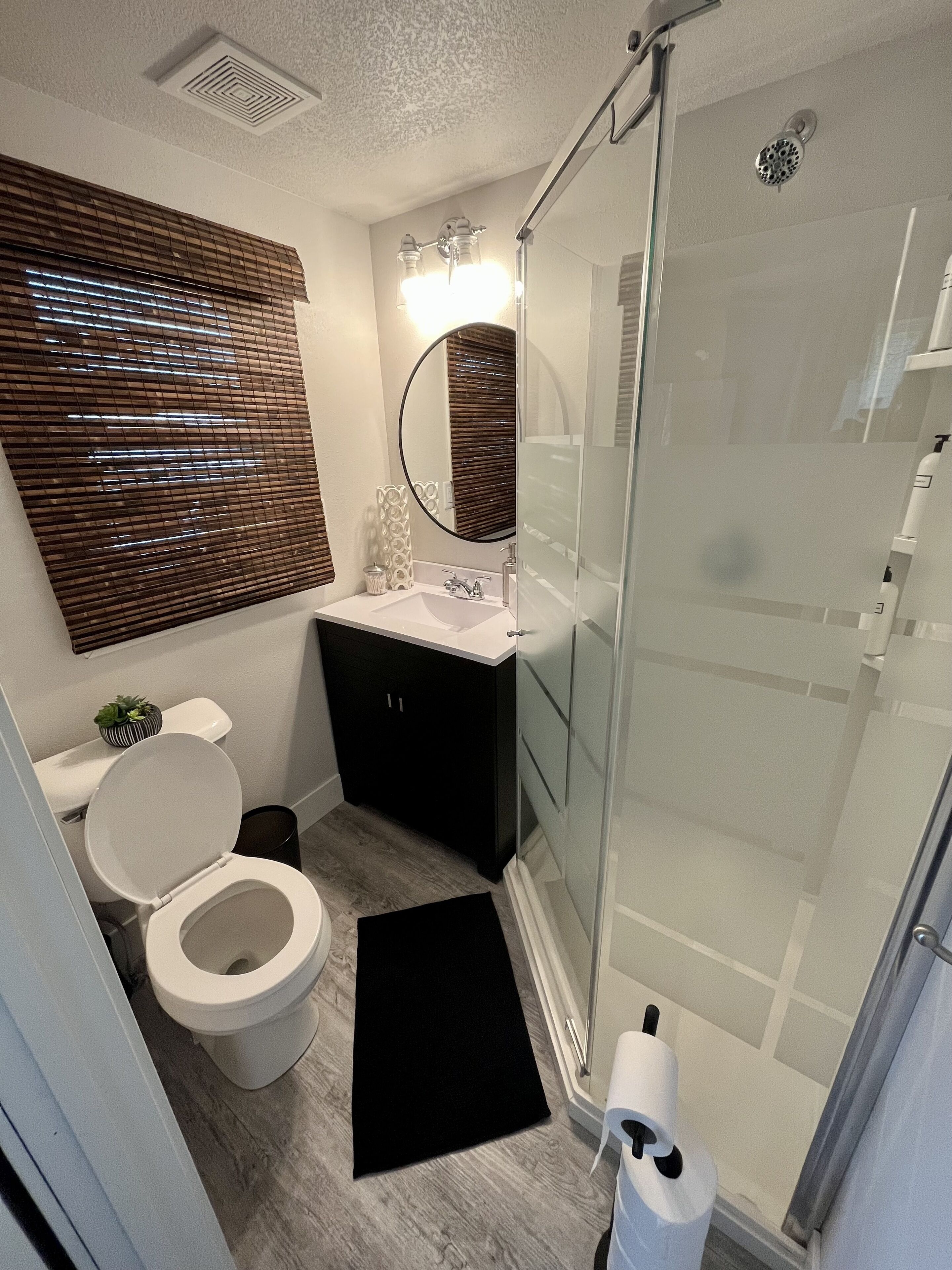 Un baño moderno con inodoro, lavabo y ducha.