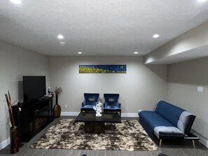 Smart TV, fireplace, Netflix, streaming services - Fully Equipped Luxury Home away from Home - Windermere (Edmonton)