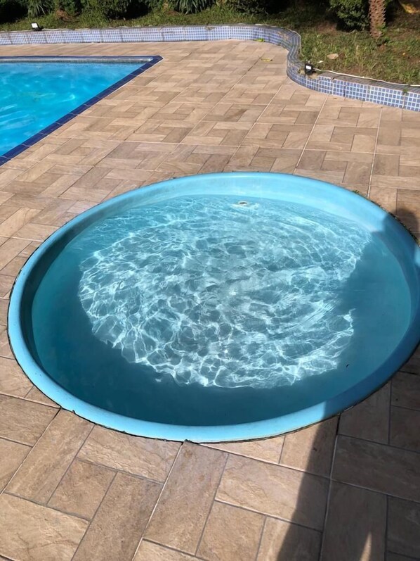 2 piscines extérieures, chaises longues