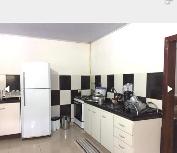 Kühlschrank, Kochgeschirr/Geschirr/Besteck, Esstisch