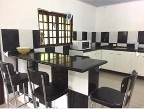 Frigorífic i utensilis de cuina, vaixella i coberteria 