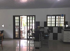 Réfrigérateur, batterie de cuisine, vaisselle et ustensiles