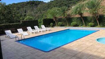 2 outdoor pools, pool loungers