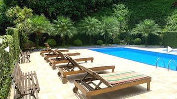 2 piscine all'aperto, lettini