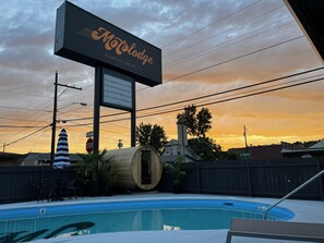 Seasonal outdoor pool, pool umbrellas, sun loungers - Motolodge (Pendleton)