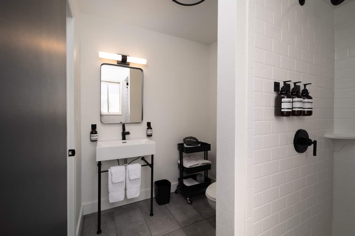 deluxe single room | bathroom | towels