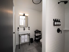 Deluxe Single Room | Bathroom | Towels - Motolodge (Pendleton)