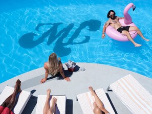Seasonal outdoor pool, pool umbrellas, sun loungers - Motolodge (Pendleton)