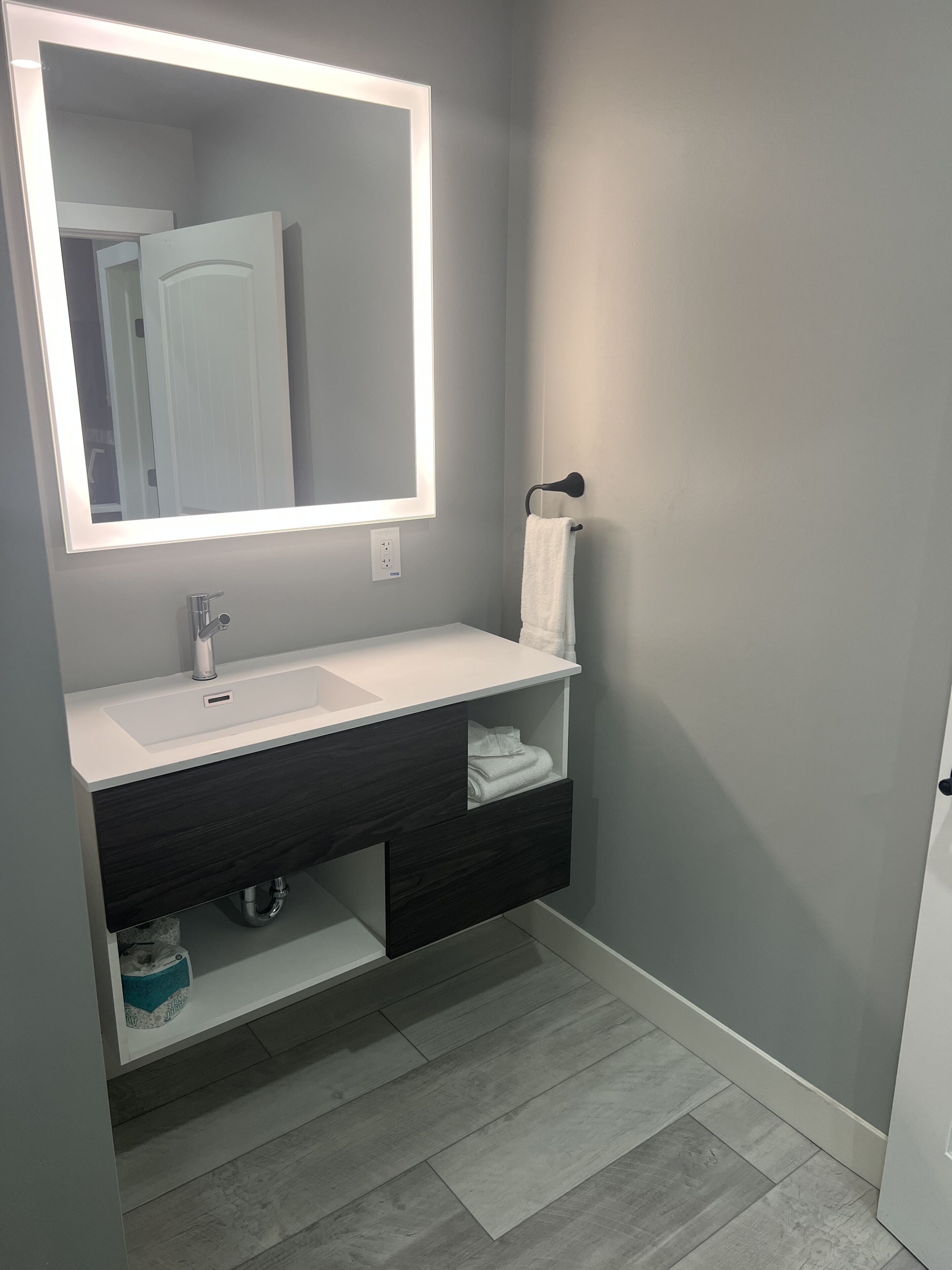 Douche, sèche-cheveux, serviettes fournies, papier toilette