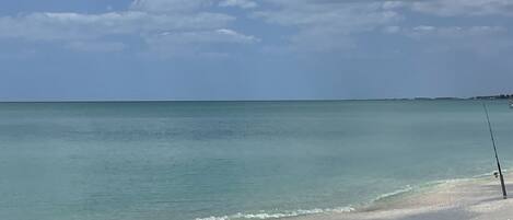 Ligstoelen aan het strand, strandlakens