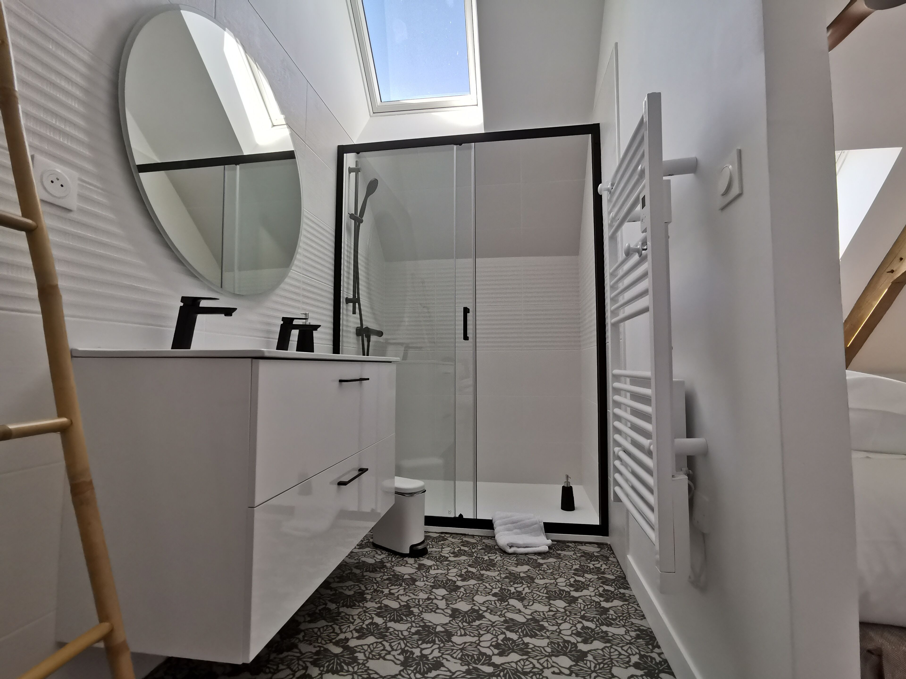 Un baño moderno con ducha, inodoro y tocador.
