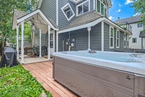 Outdoor spa tub - Home in Downtown Breck w/ private hot tub, fireplace, and walkable to Main St (Breckenridge)