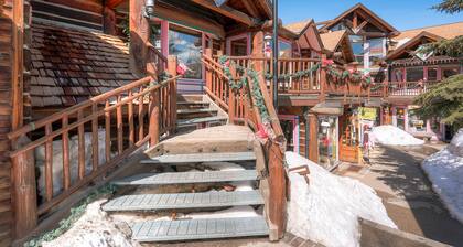 Home in Downtown Breck w/ private hot tub, fireplace, and walkable to Main St