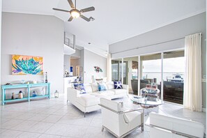 Smart TV, chimenea, reproductor de DVD y estéreo