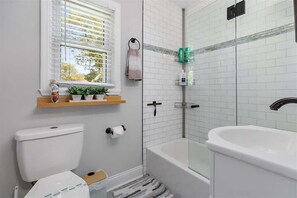 Een douche, een haardroger, shampoo