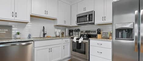 Refrigerador, microondas, horno, placa de cocina
