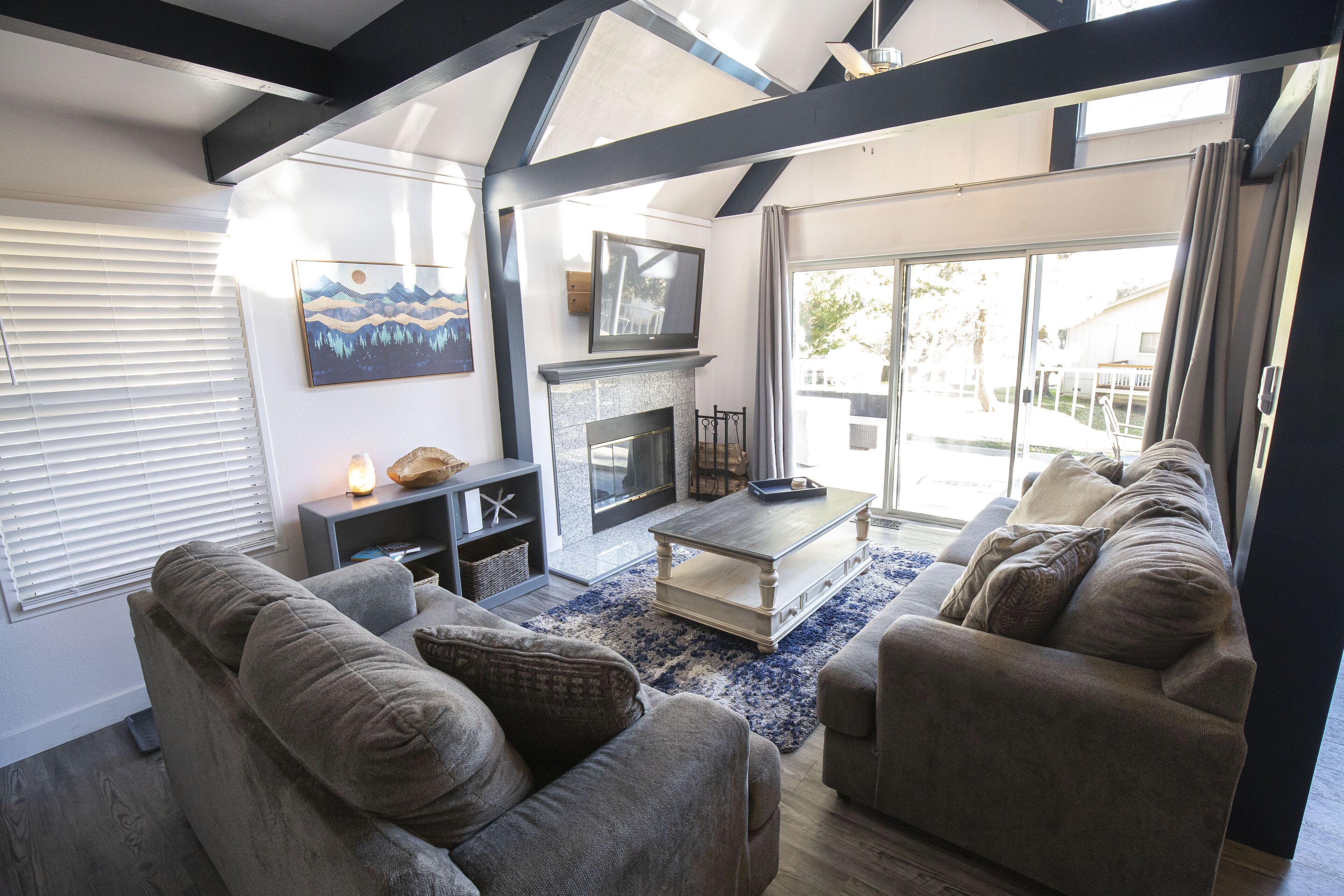 Sunrise Pines with Lake View!