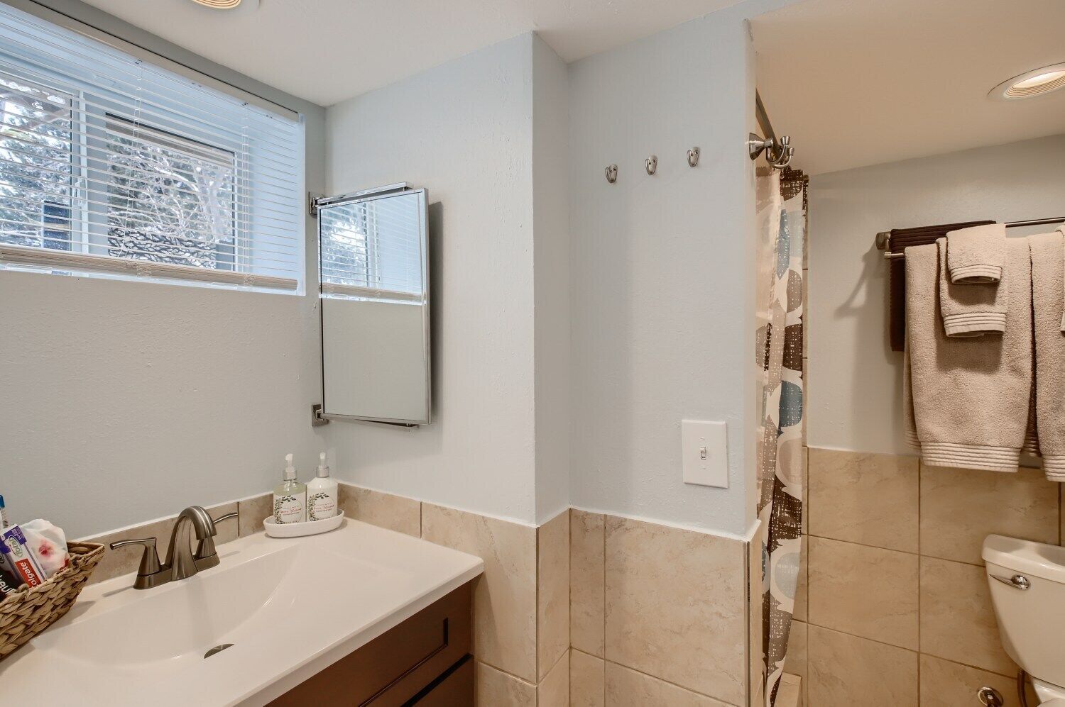 Relaxing Downtown Castle Rock guest suite.