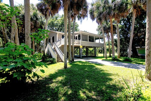 Lomas- Pet-Friendly Cottage; Screened Porch; Easy Beach Access; Streaming/WiFi