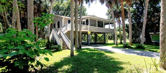 Lomas- Pet-Friendly Cottage; Screened Porch; Easy Beach Access; Streaming/WiFi