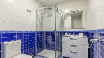 Ducha, secador de pelo y toallas