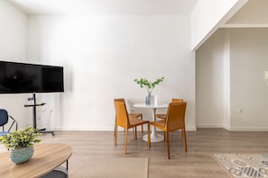 Dining - Thyssen Boutique Apartment 1C (Málaga)