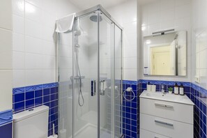 Douche, sèche-cheveux, serviettes fournies