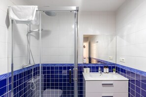 Dusche, Haartrockner, Handtücher