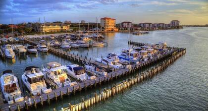 Visit Paradise! Remodeled 2-bed/2-bath condo.