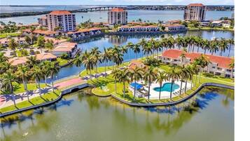 Alberca al aire libre y alberca climatizada