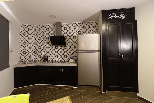 ห้องสวีท | ครัวส่วนตัว | ตู้เย็นเล็ก, เครื่องชงกาแฟ/ชา