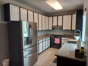 Kjøleskap, mikrobølgeovn, kokeplater og oppvaskmaskin