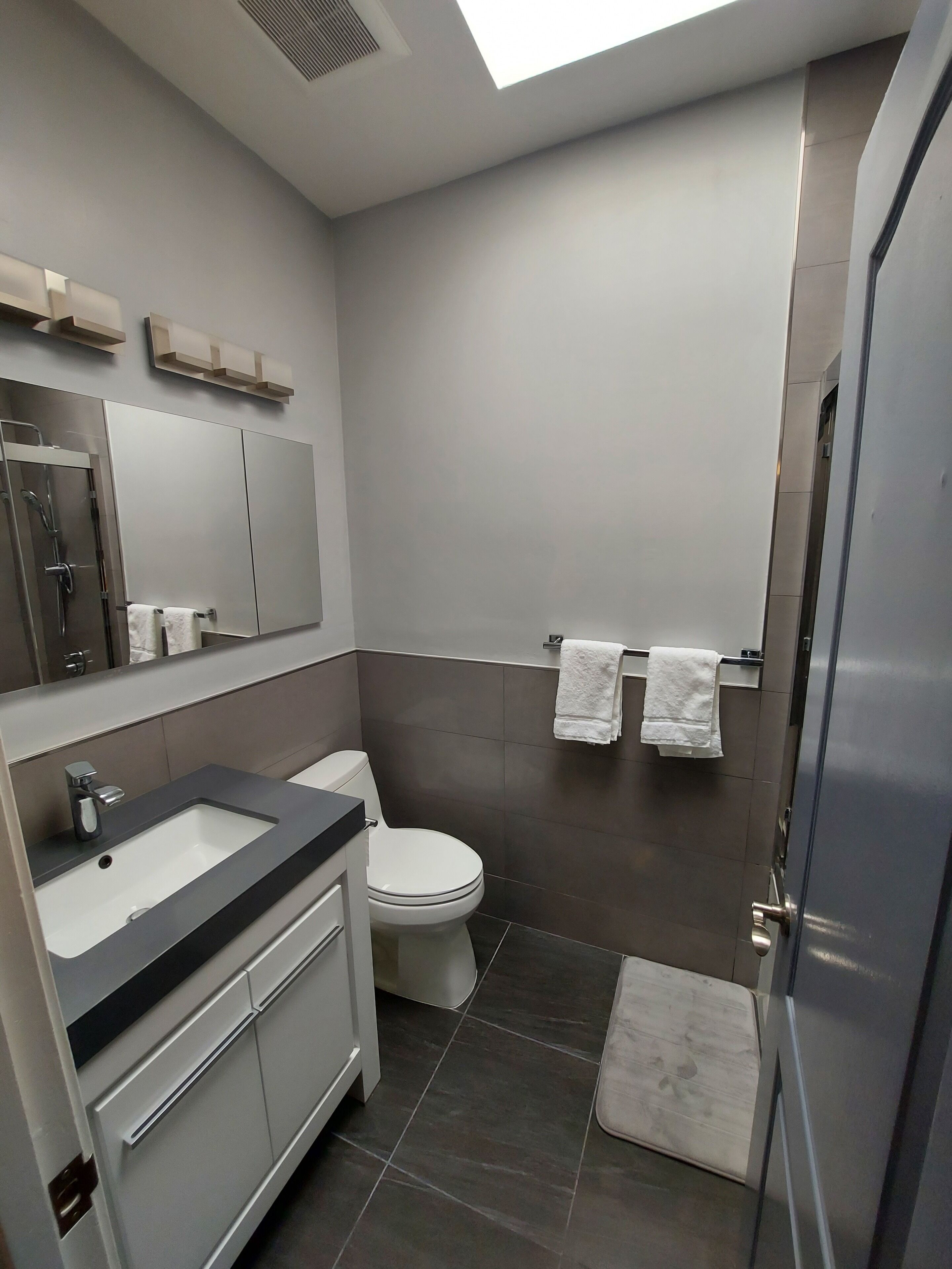 Spacious 3 bdrm, 8 beds, 2 baths w/ full kitchen