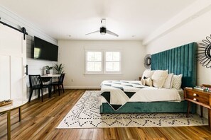 5 bedrooms, iron/ironing board, WiFi, bed sheets