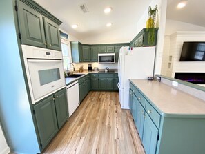 Kjøleskap, mikrobølgeovn, ovn og kokeplater