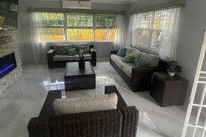 Smart TV - VILLA  KALAYA (Drax Hall)