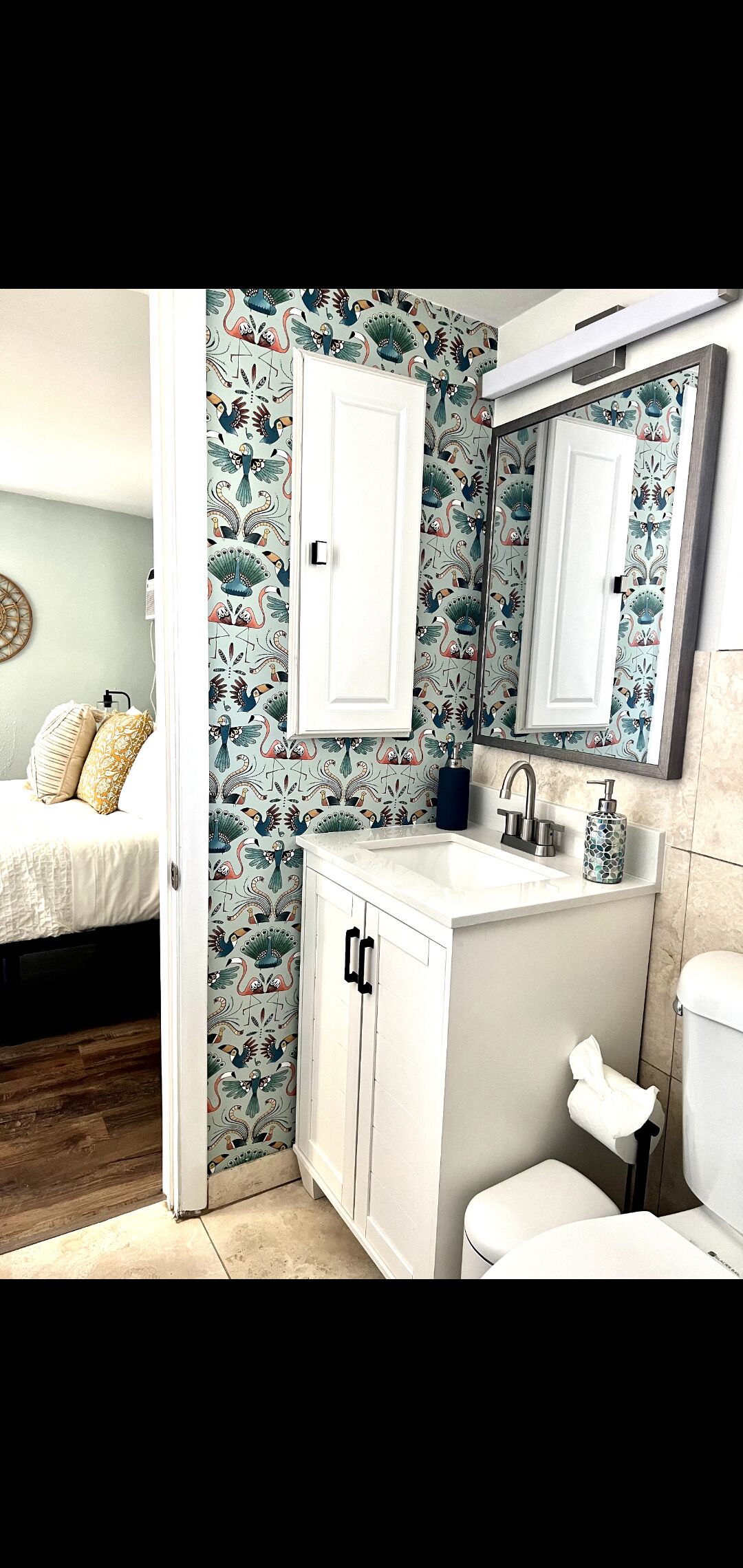 Studio with screened in porch within walking distance to downtown