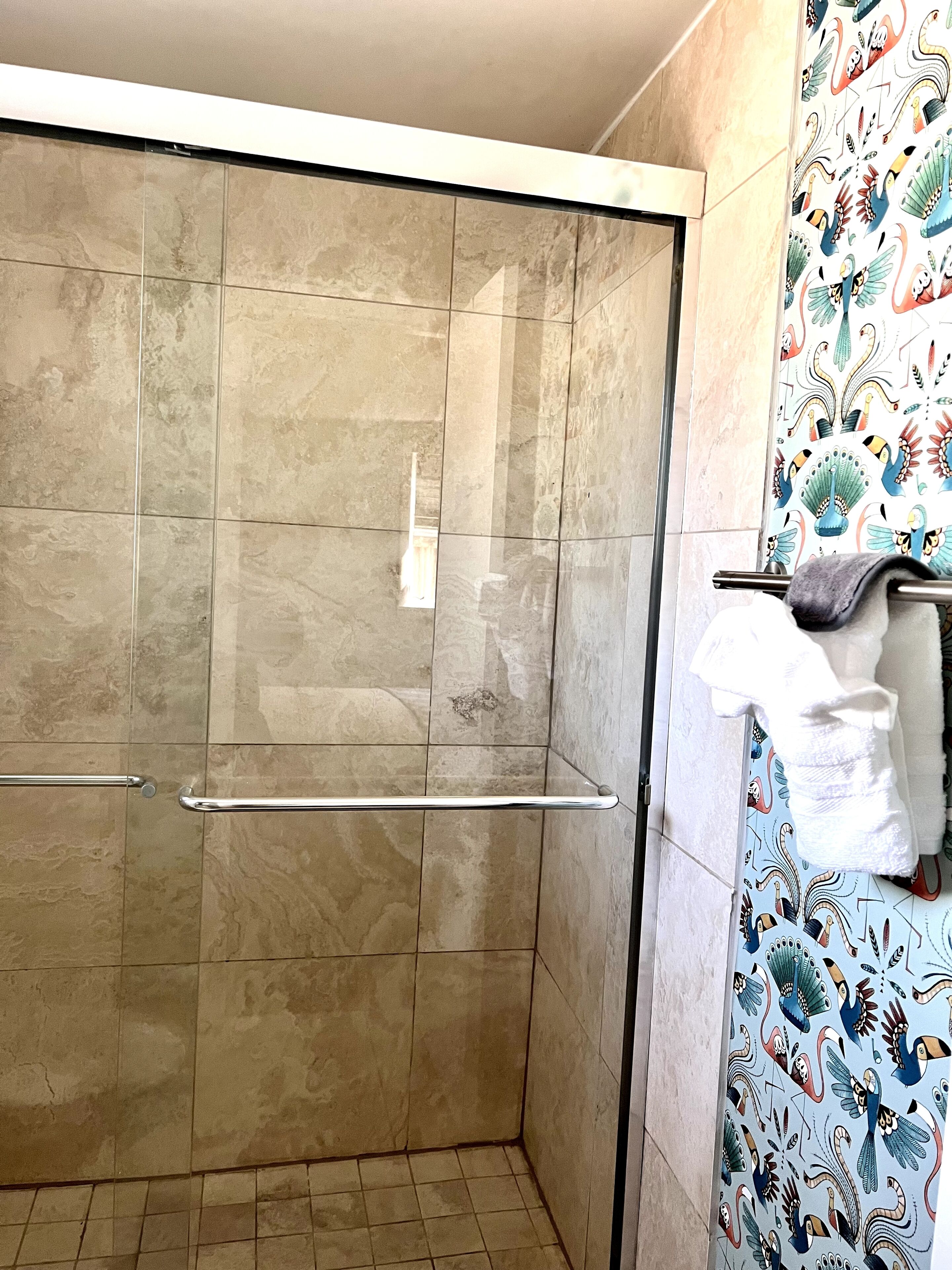 Een douche, handdoeken, zeep, toiletpapier