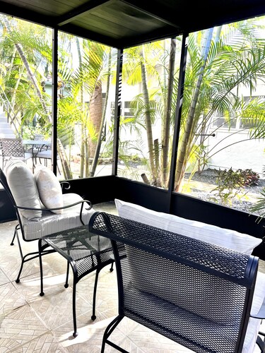 Studio with screened in porch within walking distance to downtown