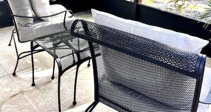 Studio with screened in porch within walking distance to downtown