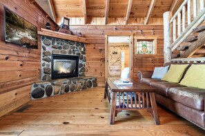 Smart-TV, Kamin, Tischfußball, Bücher