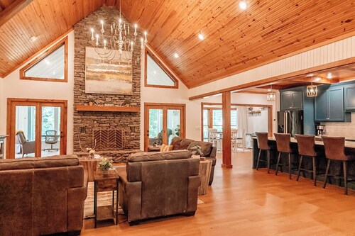 Newly Renovated White River Retreat, Breathtaking Views of the River, Sleeps 18